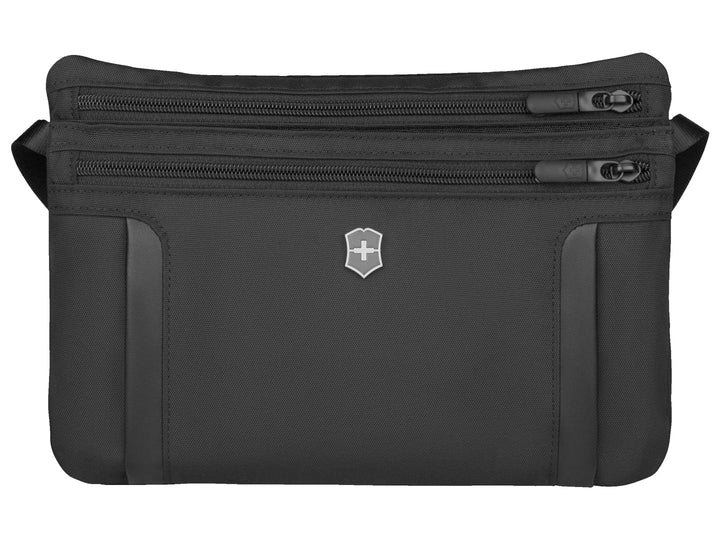 Bolso compacto negro Victorinox con dos compartimentos con cierre y logo frontal.