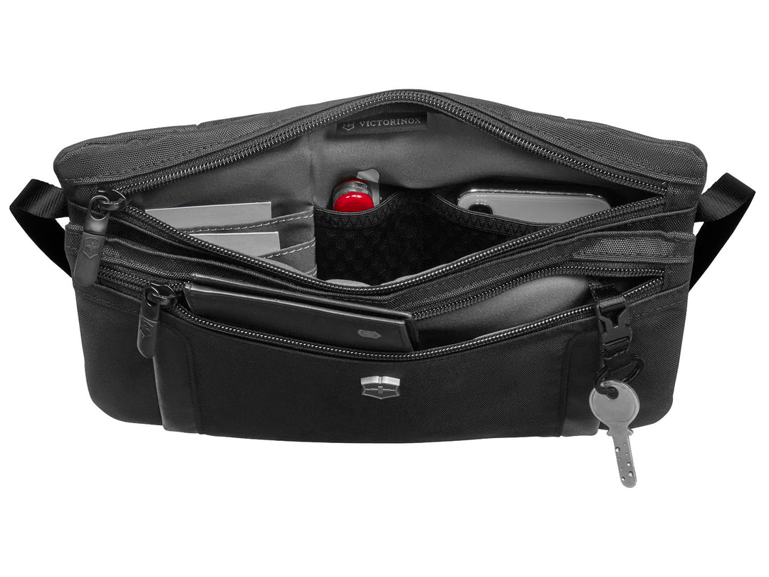 Bolso compacto negro Victorinox con dos compartimentos con cierre y logo frontal.
