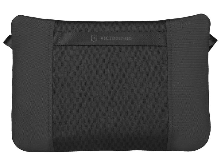 Bolso compacto negro Victorinox con dos compartimentos con cierre y logo frontal.