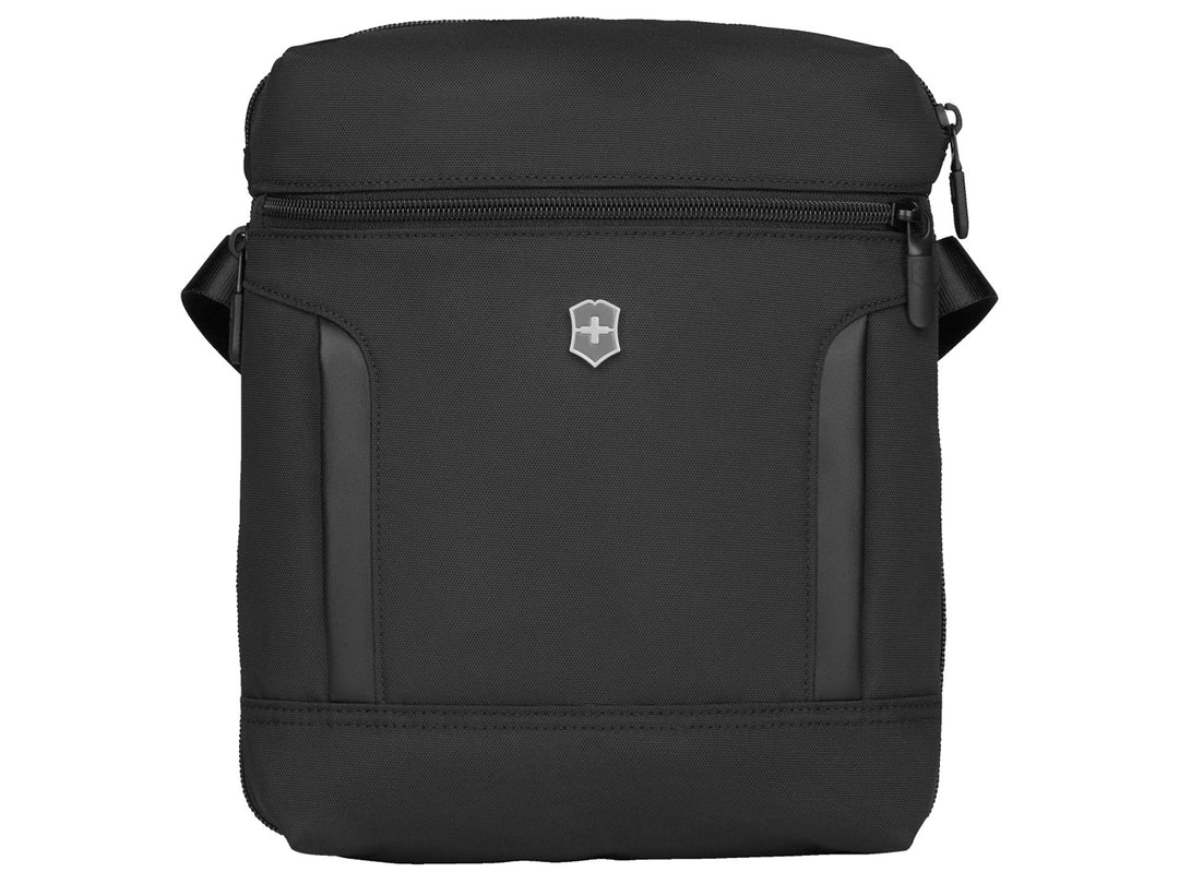 Bolso cruzado unisex color negro de la marca Victorinox con cierre superior y logotipo metálico frontal.