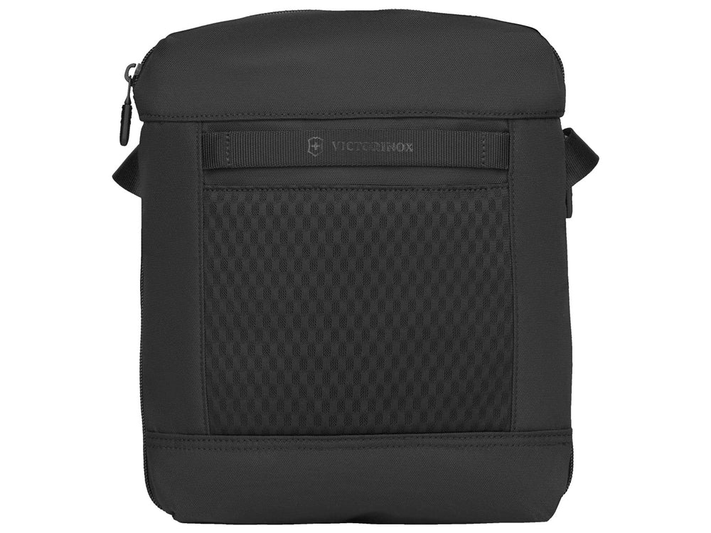 Bolso cruzado unisex color negro de la marca Victorinox con cierre superior y logotipo metálico frontal.