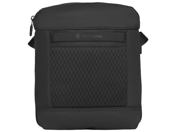 Bolso cruzado unisex color negro de la marca Victorinox con cierre superior y logotipo metálico frontal.