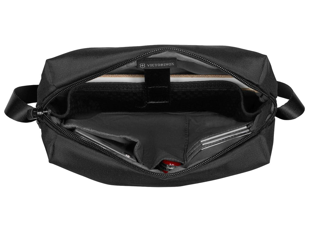 Bolso cruzado unisex color negro de la marca Victorinox con cierre superior y logotipo metálico frontal.