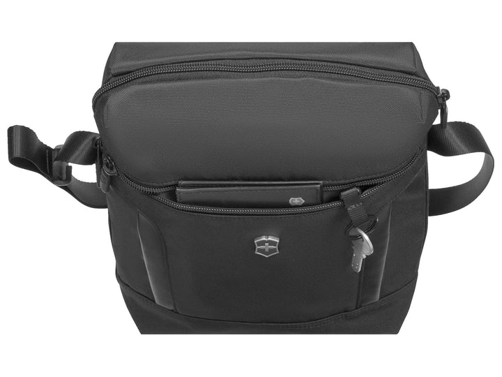 Bolso cruzado unisex color negro de la marca Victorinox con cierre superior y logotipo metálico frontal.