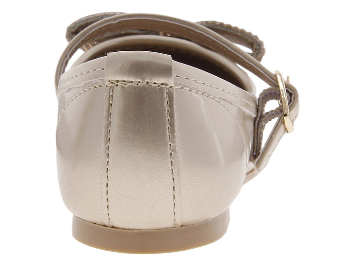Zapato plano color oro para niña con moño decorado con brillantes y correa ajustable.