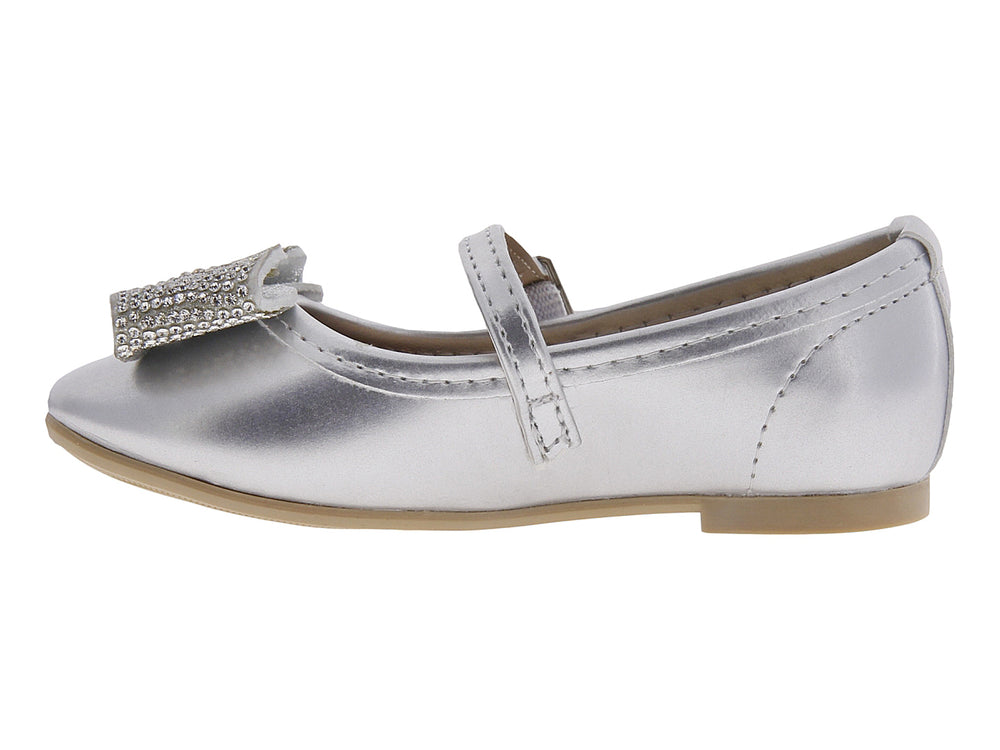 Zapato plano color plata para niña con moño brillante y correa con hebilla.