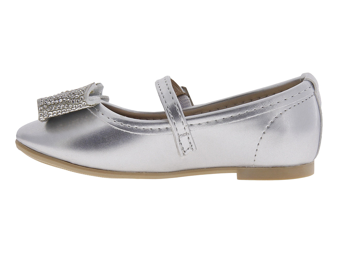 Zapato plano color plata para niña con moño brillante y correa con hebilla.