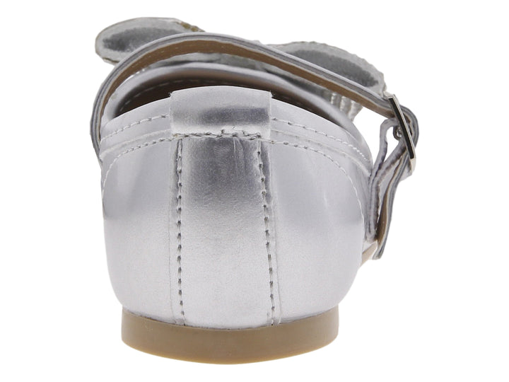 Zapato plano color plata para niña con moño brillante y correa con hebilla.