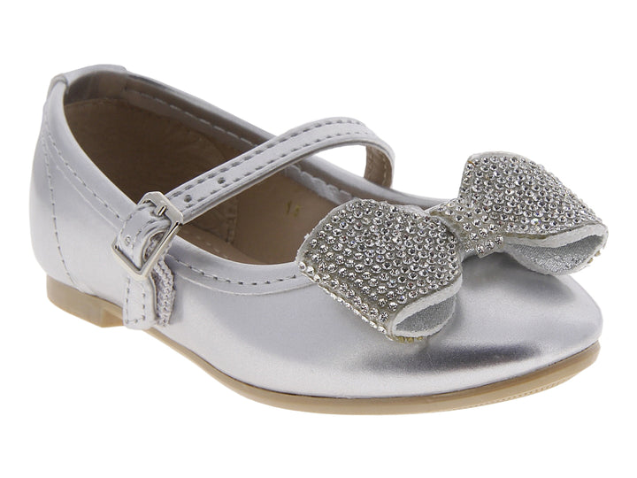 Zapato plano color plata para niña con moño brillante y correa ajustable.