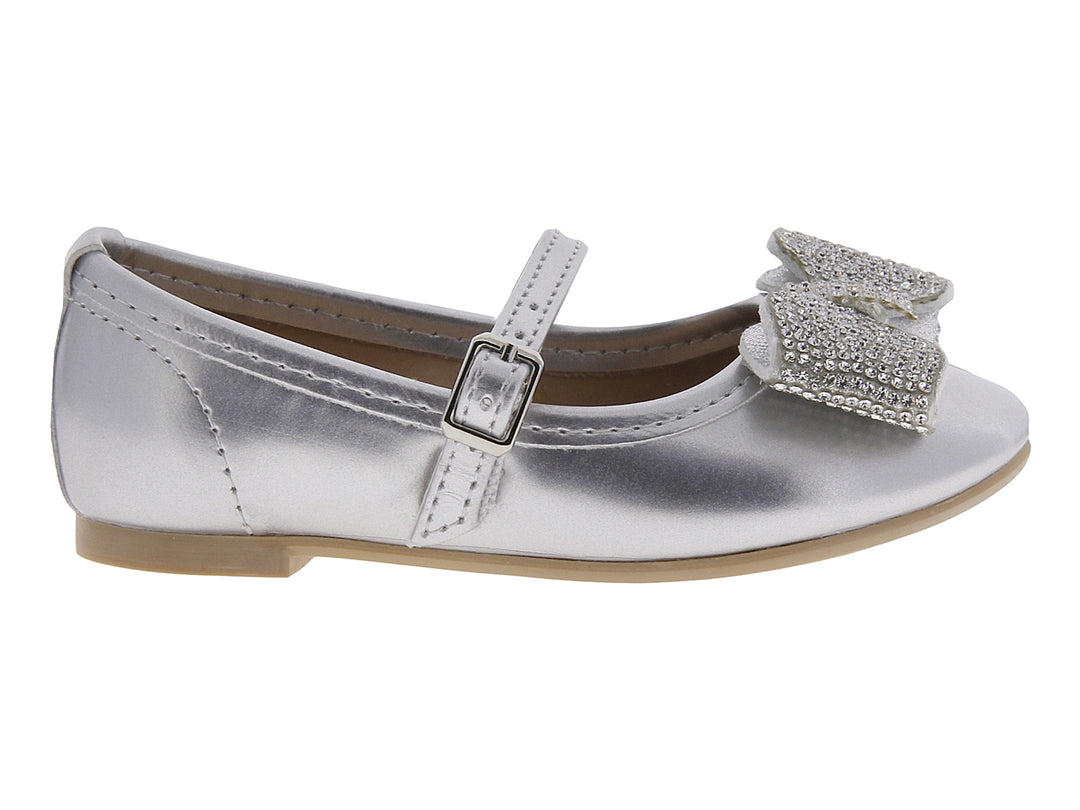 Zapato plano color plata para niña con moño brillante y correa ajustable.