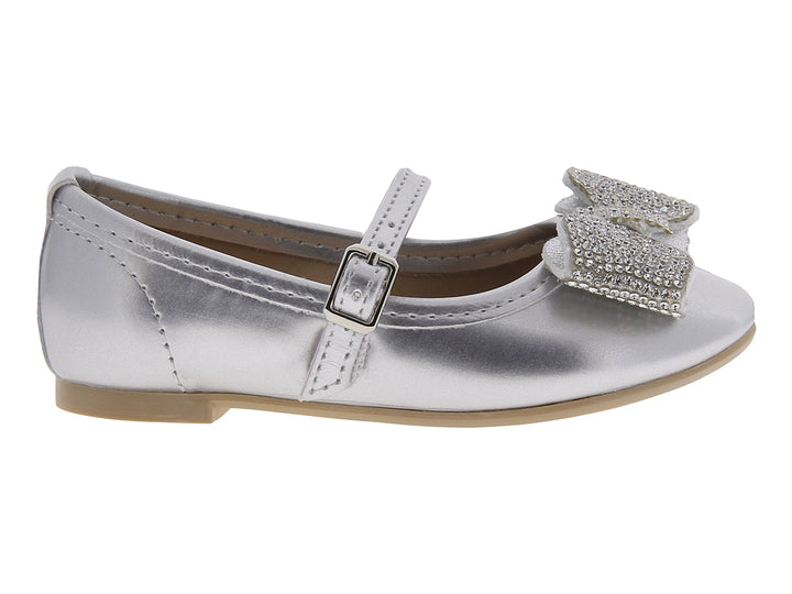 Zapato plano color plata para niña con moño brillante y correa ajustable.