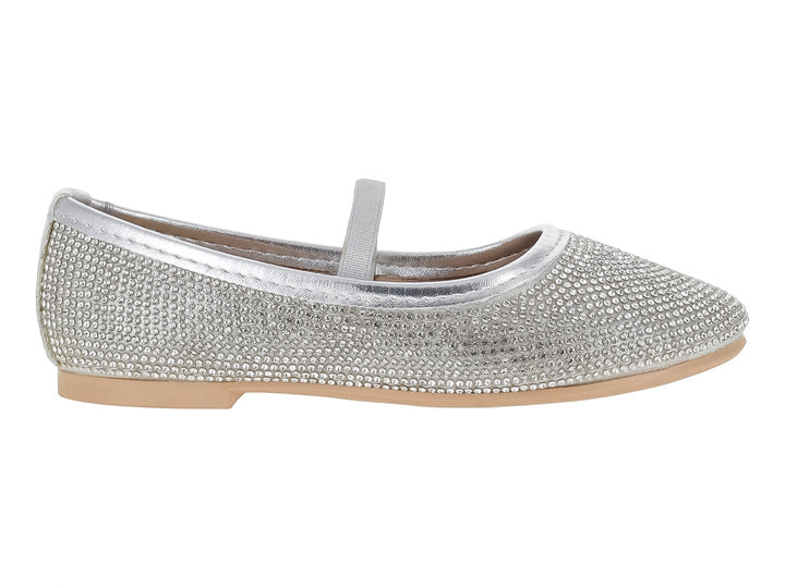 Zapato plano color plata con pedrería brillante y correa elástica.