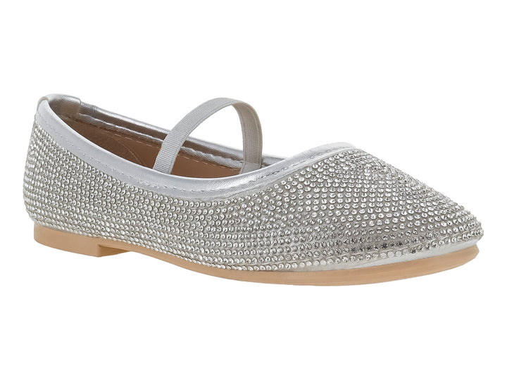 Zapato plano color plata con pedrería brillante y correa elástica.