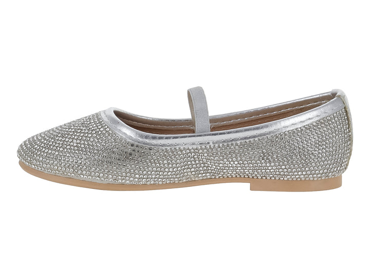 Zapato plano color plata para niña, decorado con pedrería brillante y correa en el empeine.