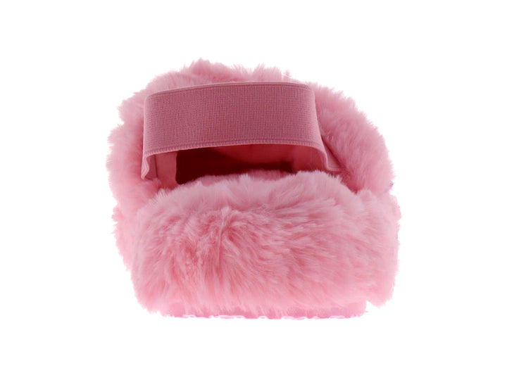 Sandalia rosa de material peludo con correa trasera y logotipo de la marca ARRA.