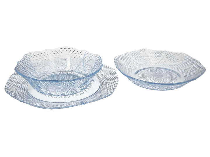 Vajilla de vidrio transparente con patrones geométricos en relieve.