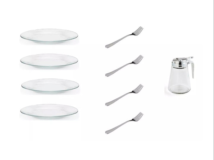 Set de vajilla para hotcakes con platos, tenedores y jarra transparente con tapa metálica.