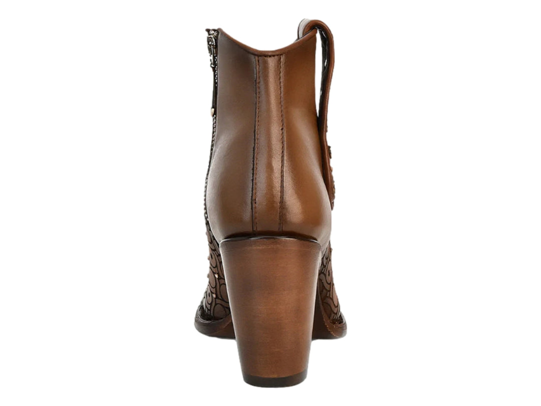 Botín de cuero color marrón maple con tacón grueso, detalles perforados y tachuelas plateadas.