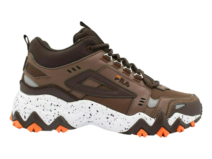 Tenis FILA Oakmont-TR Mid color café con suela blanca moteada y detalles en naranja.