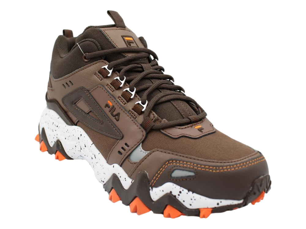Tenis FILA Oakmont-TR Mid color café con suela blanca moteada y detalles en naranja.