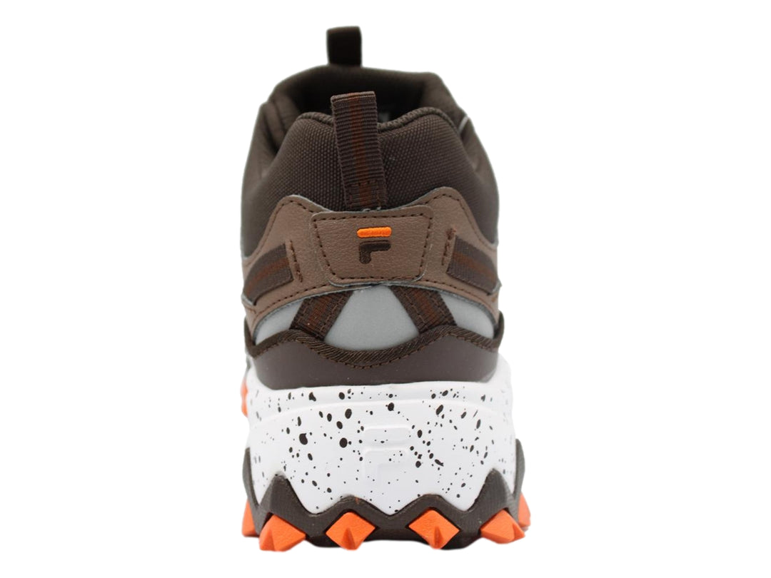 Tenis FILA Oakmont-TR Mid color café con suela blanca moteada y detalles en naranja.