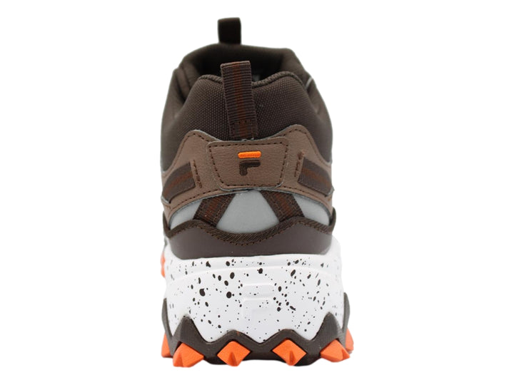 Tenis FILA Oakmont-TR Mid color café con suela blanca moteada y detalles en naranja.