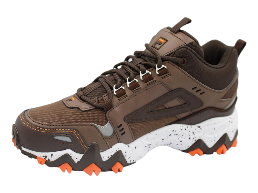 Tenis FILA Oakmont-TR Mid color café con suela blanca moteada y detalles en naranja.