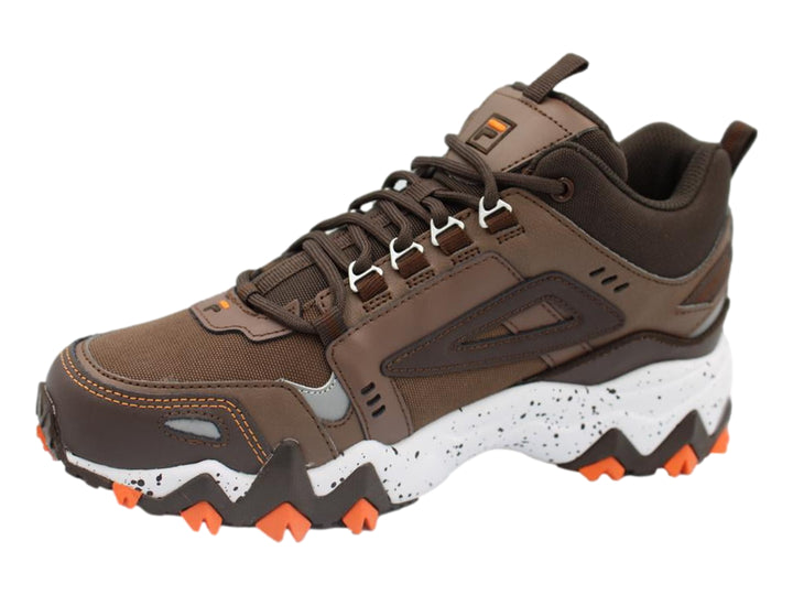 Tenis FILA Oakmont-TR Mid color café con suela blanca moteada y detalles en naranja.