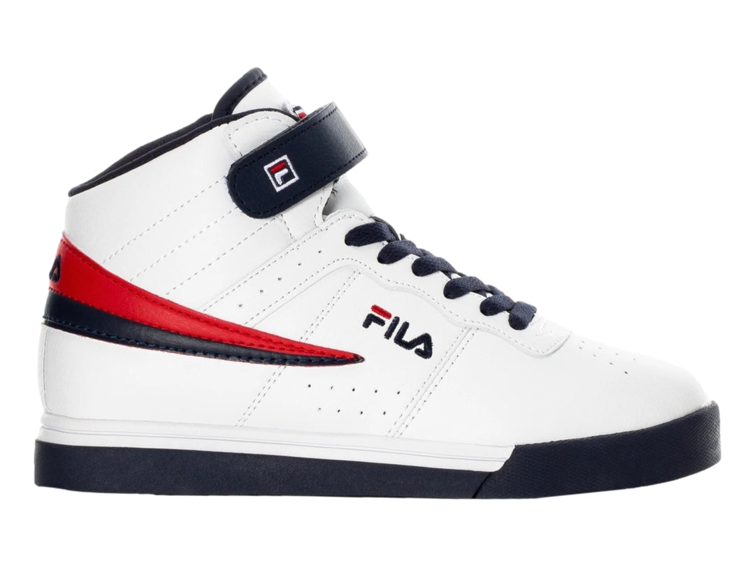 Tenis FILA VULC 13 blancos de bota alta con suela y detalles en azul marino y franja roja lateral.