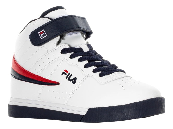 Tenis FILA VULC 13 blancos de bota alta con suela y detalles en azul marino y franja roja lateral.