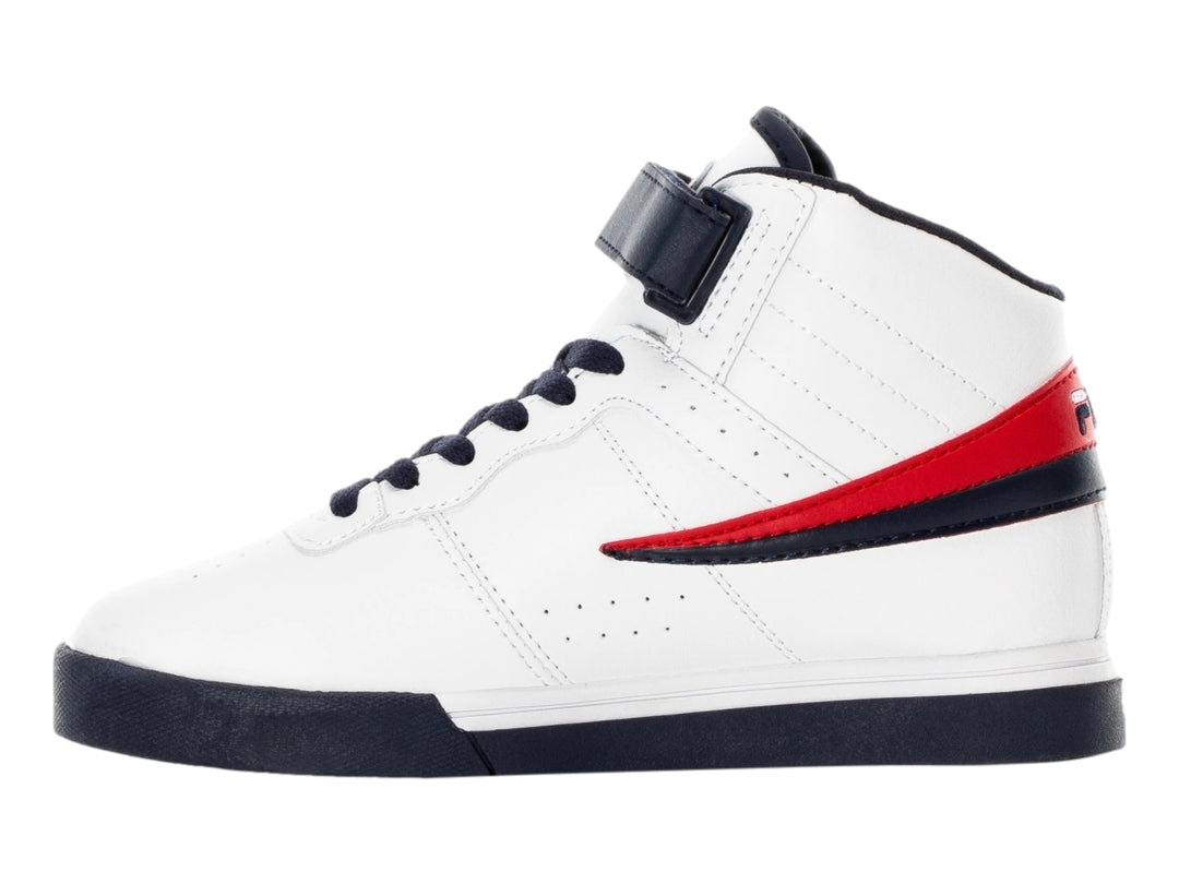 Tenis FILA VULC 13 blancos de bota alta con suela y detalles en azul marino y franja roja lateral.