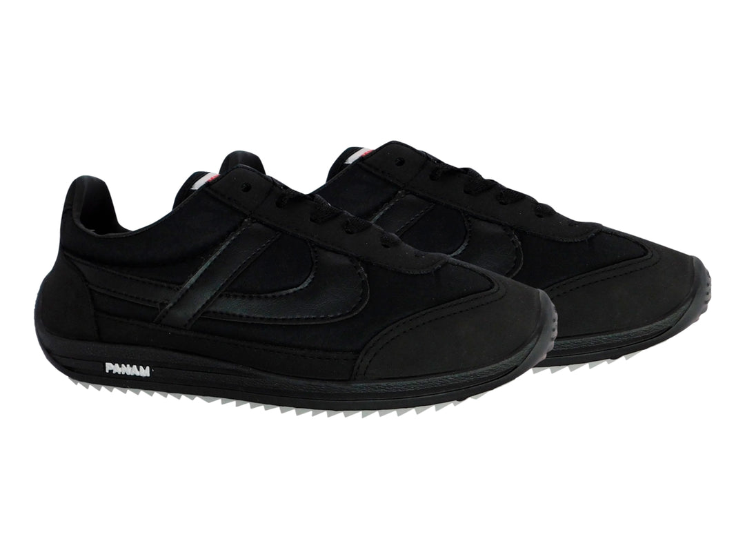 Par de tenis deportivos color negro para niño marca Panam con suela blanca dentada.