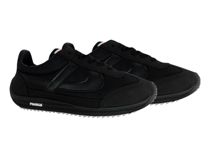 Par de tenis deportivos color negro para niño marca Panam con suela blanca dentada.