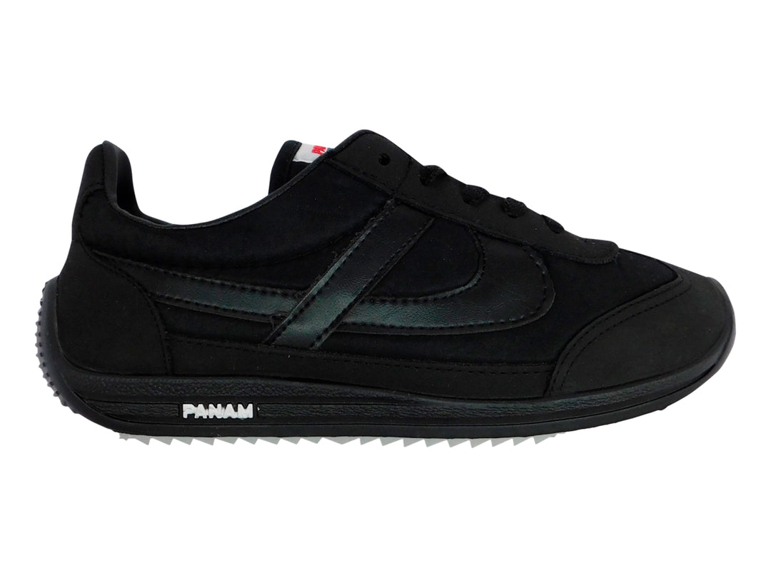 Par de tenis deportivos color negro para niño marca Panam con suela blanca dentada.