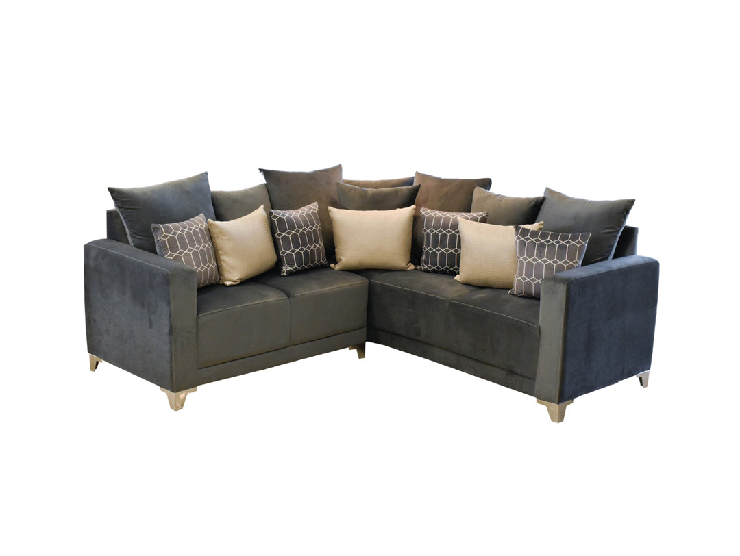 Sofá esquinero color gris con cojines decorativos en tonos beige y gris.