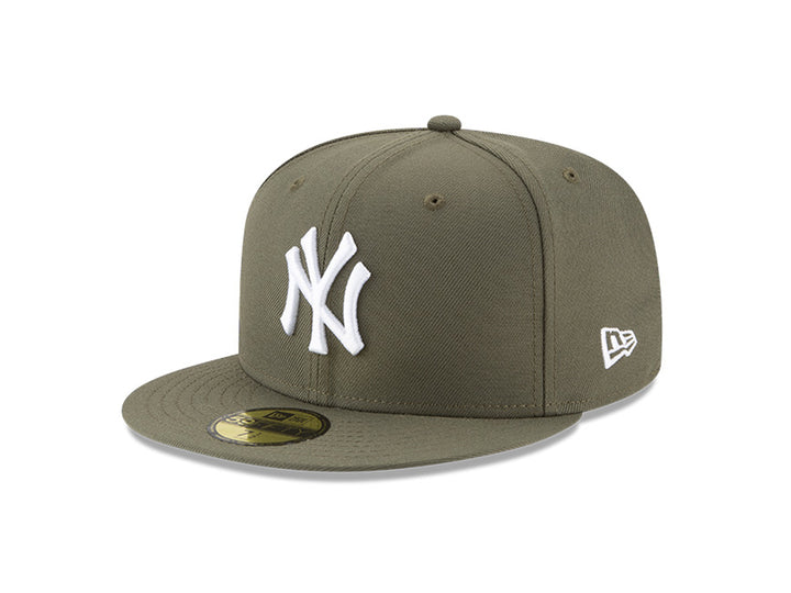 Gorra de béisbol New Era color verde medio con logotipo NY bordado en blanco y visera plana.