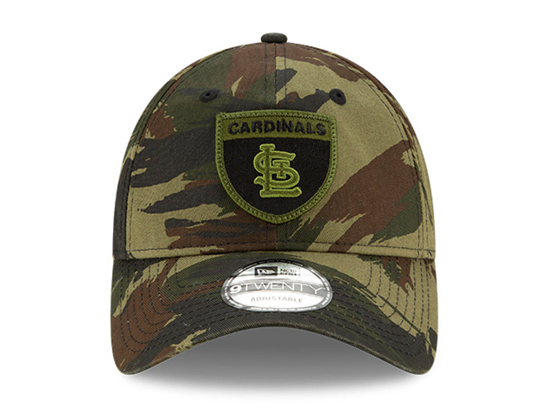 Gorra de béisbol New Era con estampado de camuflaje en tonos verdes y marrón con logo de los St. Louis Cardinals.