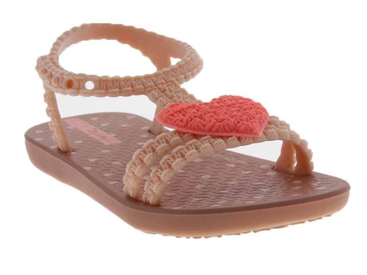 Sandalias Ipanema para niña en color rosa beige con un detalle de corazón rosa en la parte superior.
