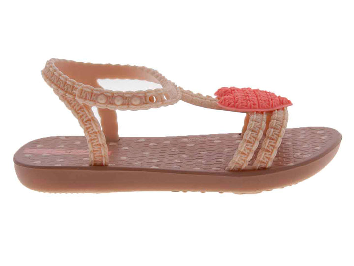 Sandalias Ipanema para niña en color rosa beige con un detalle de corazón rosa en la parte superior.