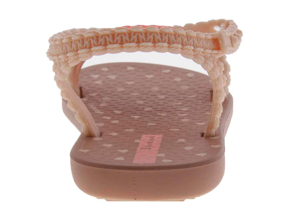 Sandalias Ipanema para niña en color rosa beige con un detalle de corazón rosa en la parte superior.