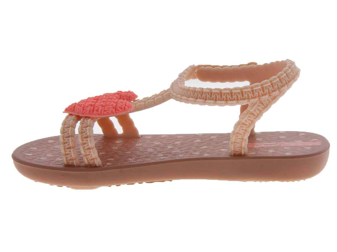 Sandalias Ipanema para niña en color rosa beige con un detalle de corazón rosa en la parte superior.