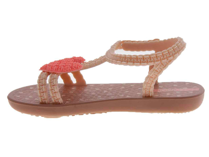 Sandalias Ipanema para niña en color rosa beige con un detalle de corazón rosa en la parte superior.
