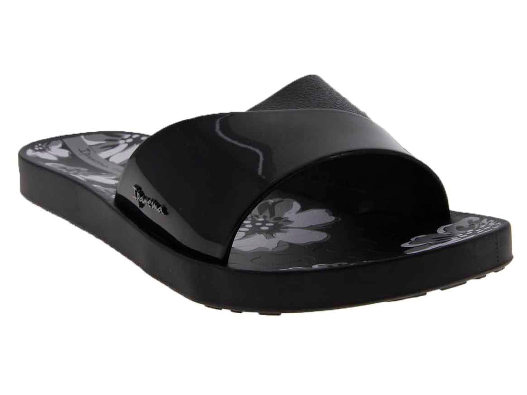 Sandalias Ipanema negras para mujer con diseño floral gris y correa brillante.