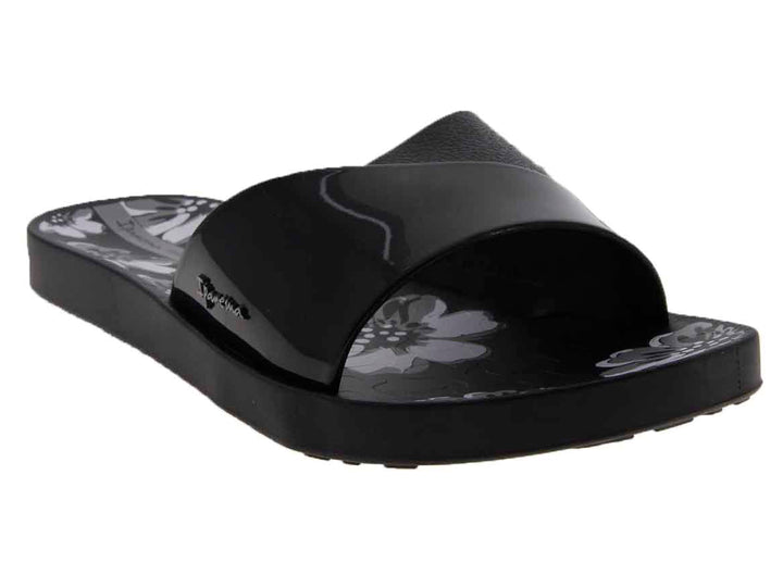 Sandalias Ipanema negras para mujer con diseño floral gris y correa brillante.