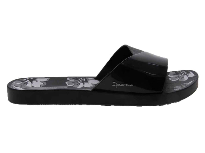 Sandalias Ipanema negras para mujer con diseño floral gris y correa brillante.