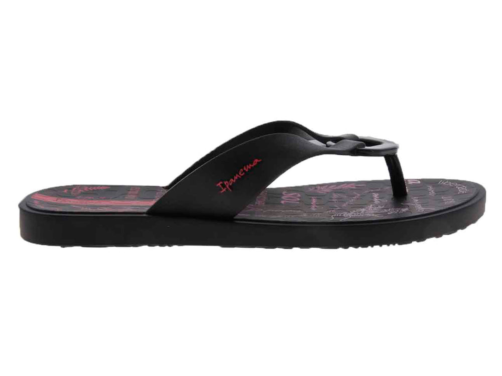 Sandalias Ipanema negras para mujer con detalles estampados en color rosa.