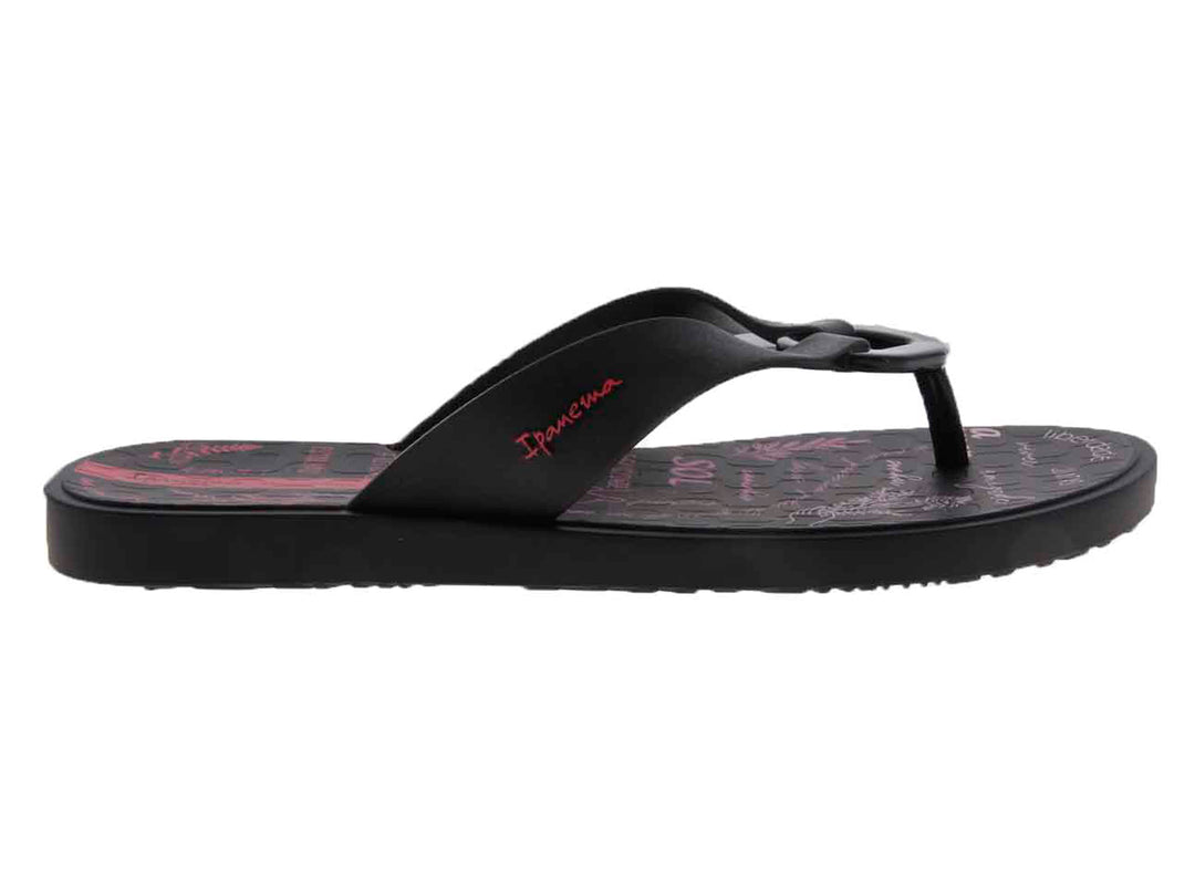 Sandalias Ipanema negras para mujer con detalles estampados en color rosa.
