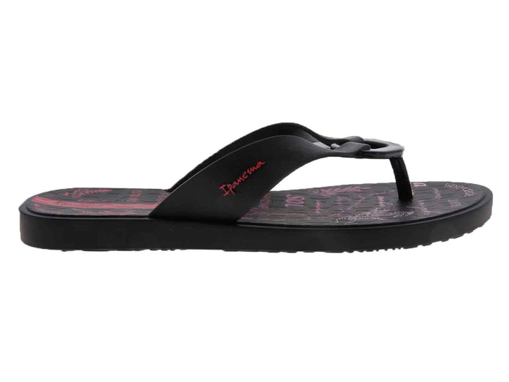 Sandalias Ipanema negras para mujer con detalles estampados en color rosa.
