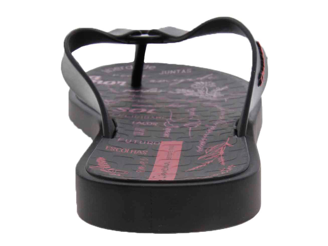 Sandalias Ipanema negras para mujer con detalles estampados en color rosa.