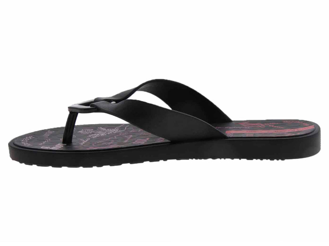 Sandalias Ipanema negras para mujer con detalles estampados en color rosa.